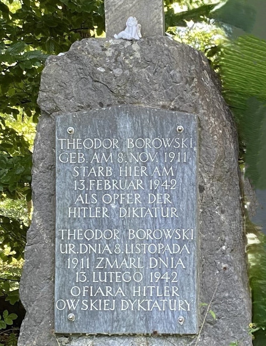 Aniłek czuwający nad pomnikiem 1 duzy